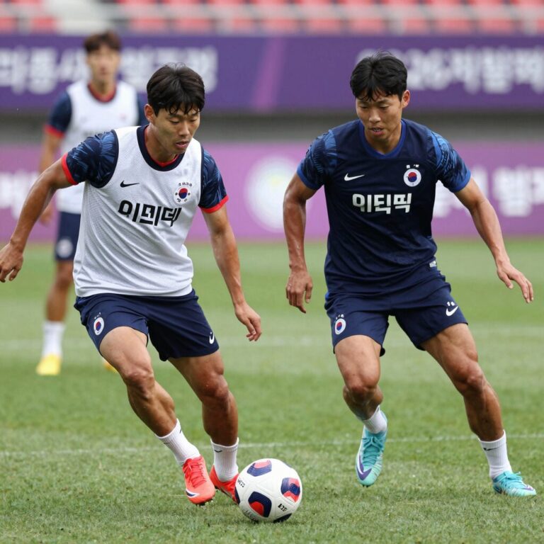 2026년 북중미 월드컵 한국 대표팀 훈련 장면. 손흥민과 이강인이 훈련 중인 모습
