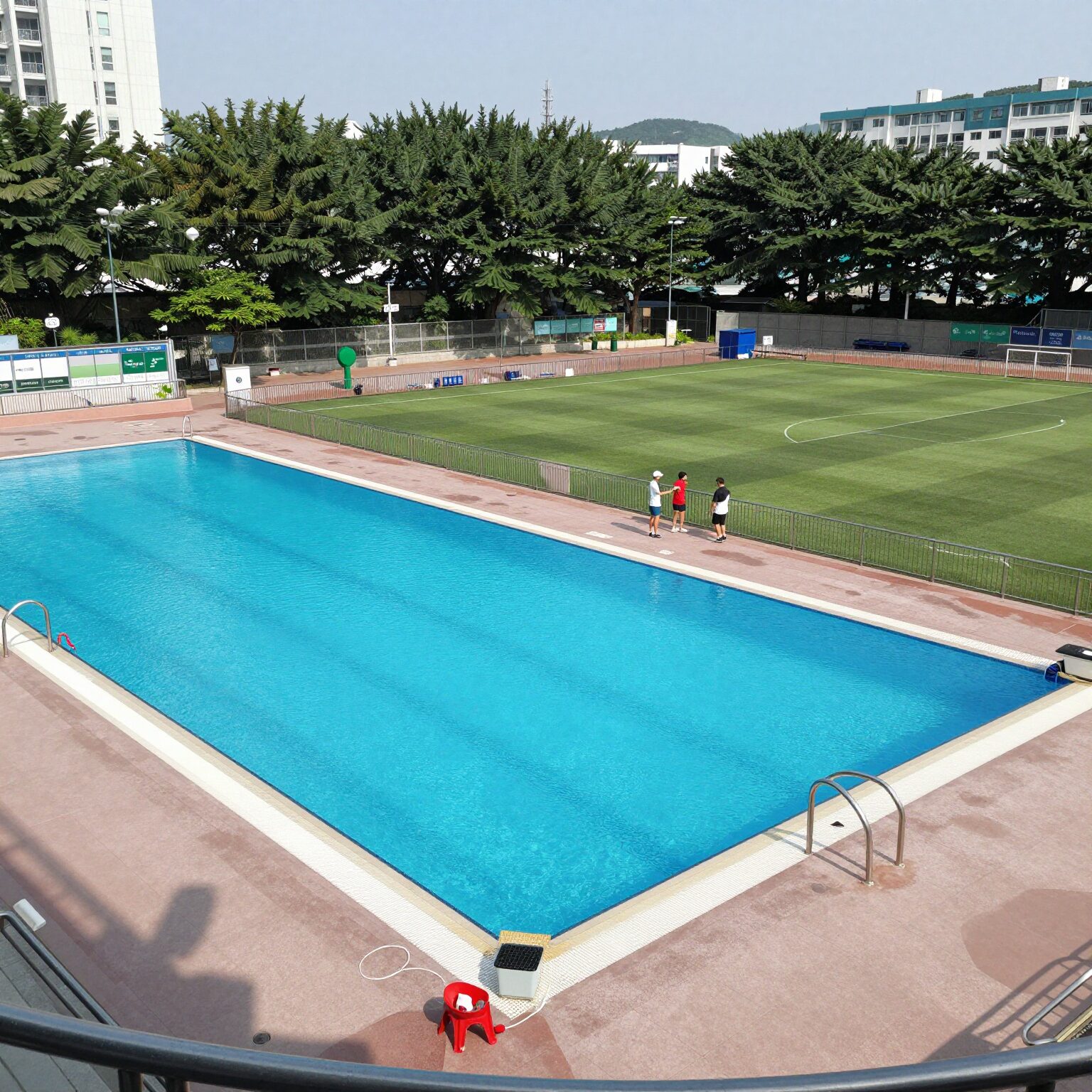 ST7811축구장풀빌라의 수영장과 축구장이 연결된 전경