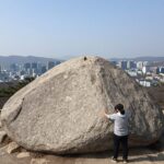 암막 코팅이 된 초경량 양우산을 펼친 모습, 햇빛이 완전히 차단되어 편안한 그늘이 생긴다