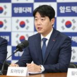 투헬 잉글랜드 월드컵 명단 수치 토마스 투헬 잉글랜드 감독이 월드컵 명단을 발표하며 기자회견하는 모습