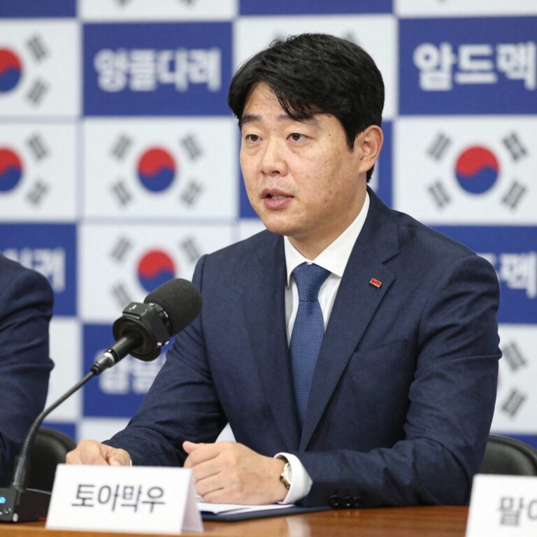 토마스 투헬 잉글랜드 감독이 월드컵 명단을 발표하며 기자회견하는 모습