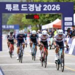 투르 드 경남 2026 창원 스테이지 결승선에서 선수들이 스프린트하는 모습