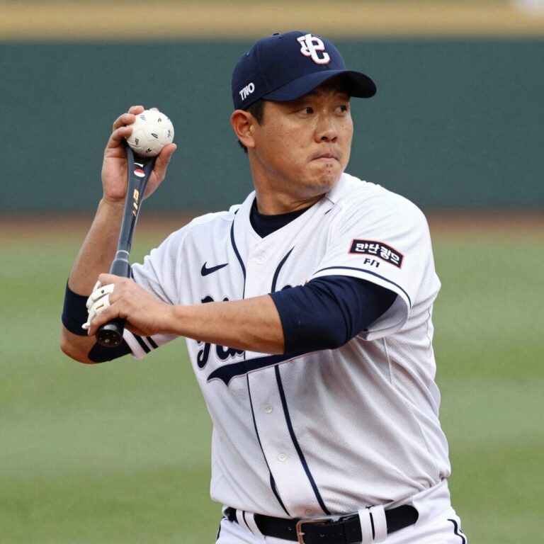 한화 이글스 왕옌청 투구 모습