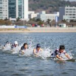 수상스키 협회 대회와 입문 체험 한국수상스키협회 대회 중 부이슬라롬 경기 장면. 선수가 물살을 가르며 부이를 돌고 있다.