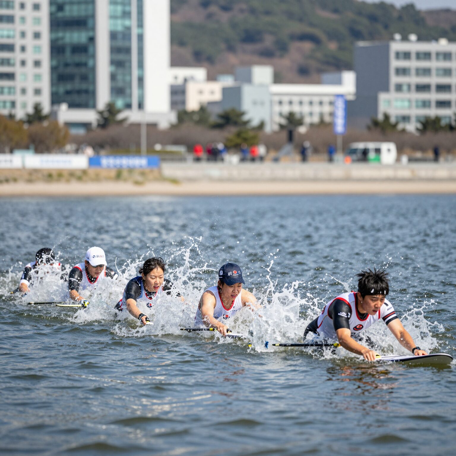 한국수상스키협회 대회 중 부이슬라롬 경기 장면. 선수가 물살을 가르며 부이를 돌고 있다.
