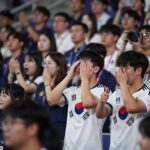 2026년 월드컵에서 관중이 하나되어 애국가를 부르는 장면, 선수들의 감격과 눈물이 담긴 감동적인 순간