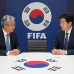 2026년 북중미 월드컵 중계권 협상 이미지 - FIFA 로고와 중계권료 협상 테이블