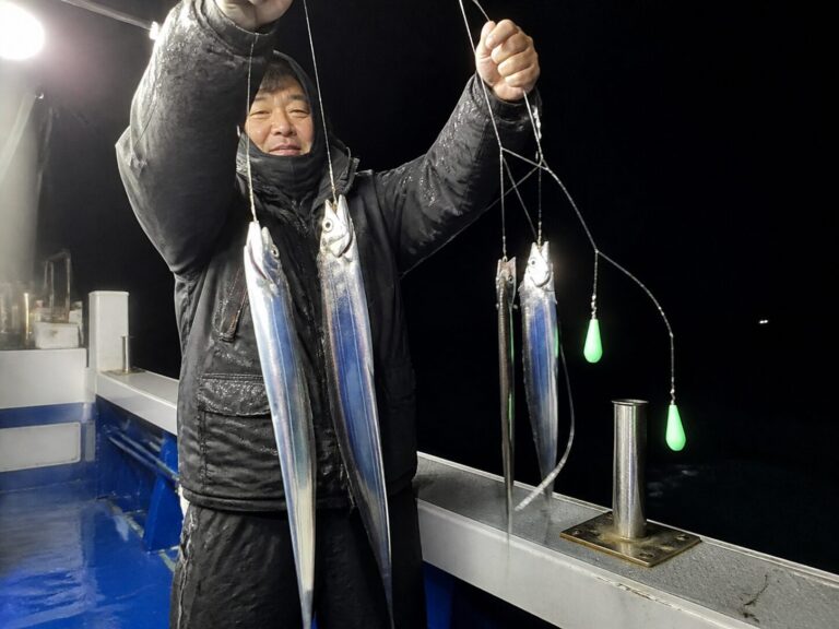 진해 갈치낚시 채비 세팅 예시와 야광 봉돌 사용 모습