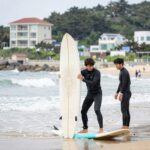 양양 서핑 게스트하우스 모쿠서프 추천 양양 죽도해변 인근 모쿠서프게스트하우스에서 서핑 강습을 준비하는 모습