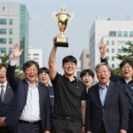 안산 웨이브스 감독 오태곤 우승 스토리 안산 웨이브스 오태곤 감독이 우승 트로피를 들고 환호하고 있다