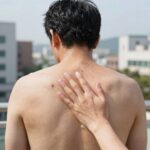 개미 물렸을때 집에서 대처법 개미에 물린 후 냉찜질과 연고를 바르는 모습