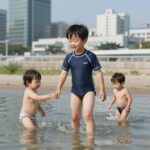 돌아기 긴팔 수영복 고르는 꿀팁 돌아기 긴팔 수영복 입고 물놀이하는 아이