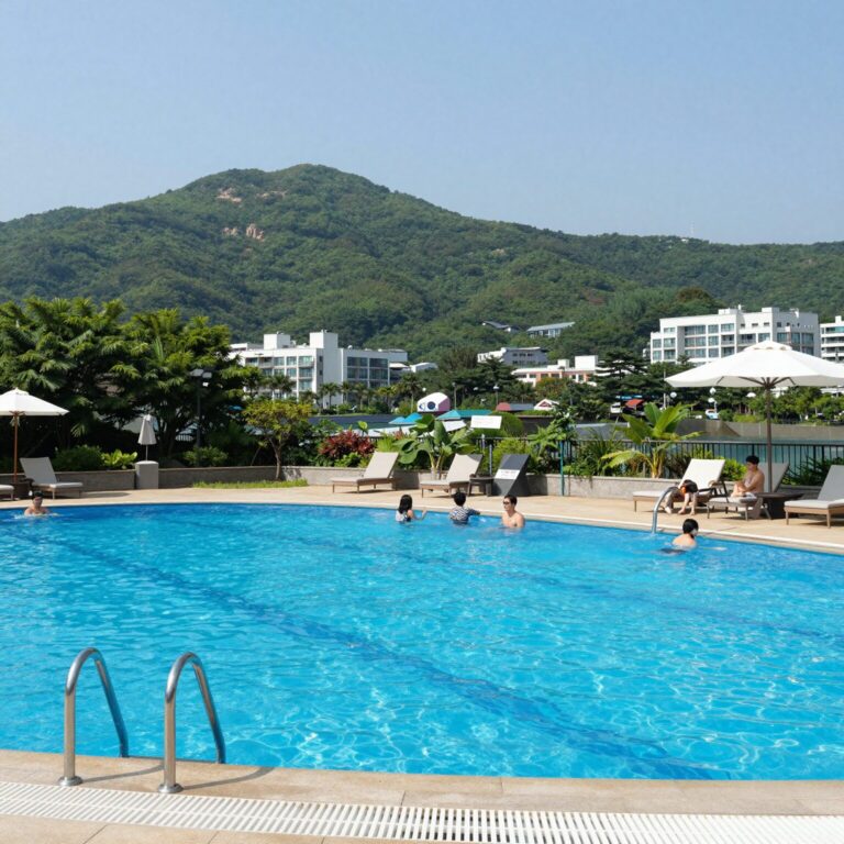 보엠스파앤리조트 야외 수영장 전경, 맑은 날 푸른 산과 어우러진 풍경