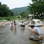 병지방 오토캠핑장 계곡 물놀이 장면