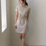 코데즈 컴바인 원피스 여름 착용 후기 코데즈 컴바인 니트카라 튜닉형 원피스 착용 모습, 카라와 스트링 디테일이 돋보이는 여름 원피스
