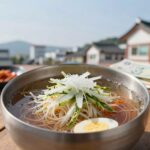 집에서 만든 함흥냉면 한 그릇 살얼음 동동 오이와 무사리 토핑