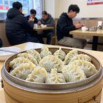 생방송 투데이 맛플리 여름 보양식 맛집 4곳 인천 대왕만두국 생방송 투데이 맛플리 식당 내부 테이블 위에 놓인 큰 만두가 담긴 그릇