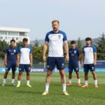 잉글랜드 축구 대표팀이 콩고민주공화국과의 2026 월드컵 32강전을 앞두고 전술 훈련 중인 모습. 해리 케인과 주드 벨링엄이 중심에 서 있다.