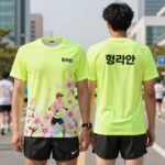 형광 벚꽃색 마라톤 티셔츠 앞면과 뒷면 디자인 및 콜핑 브랜드 로고