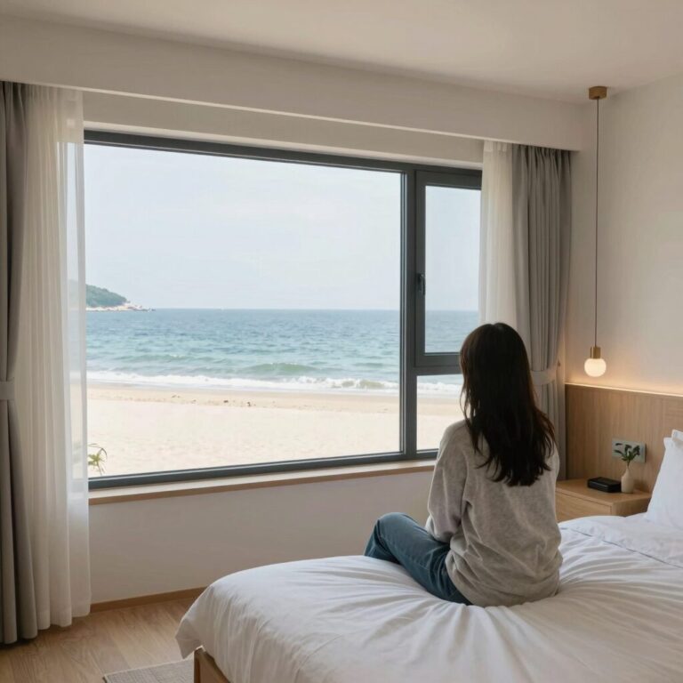 양양 서피비치 펜션 지오파인트리 오션스위트 객실 내부 오션뷰와 침대 모습
