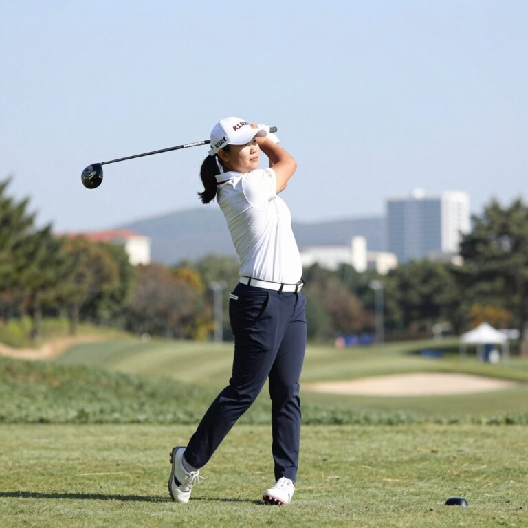 KLPGA 고지우 프로가 드라이버 스윙을 하고 있는 모습, 버디 폭격기의 강력한 임팩트가 느껴진다