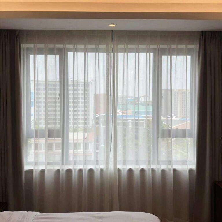 군산 라마다 호텔 스탠다드 더블룸 내부 사진 깔끔한 인테리어와 암막커튼