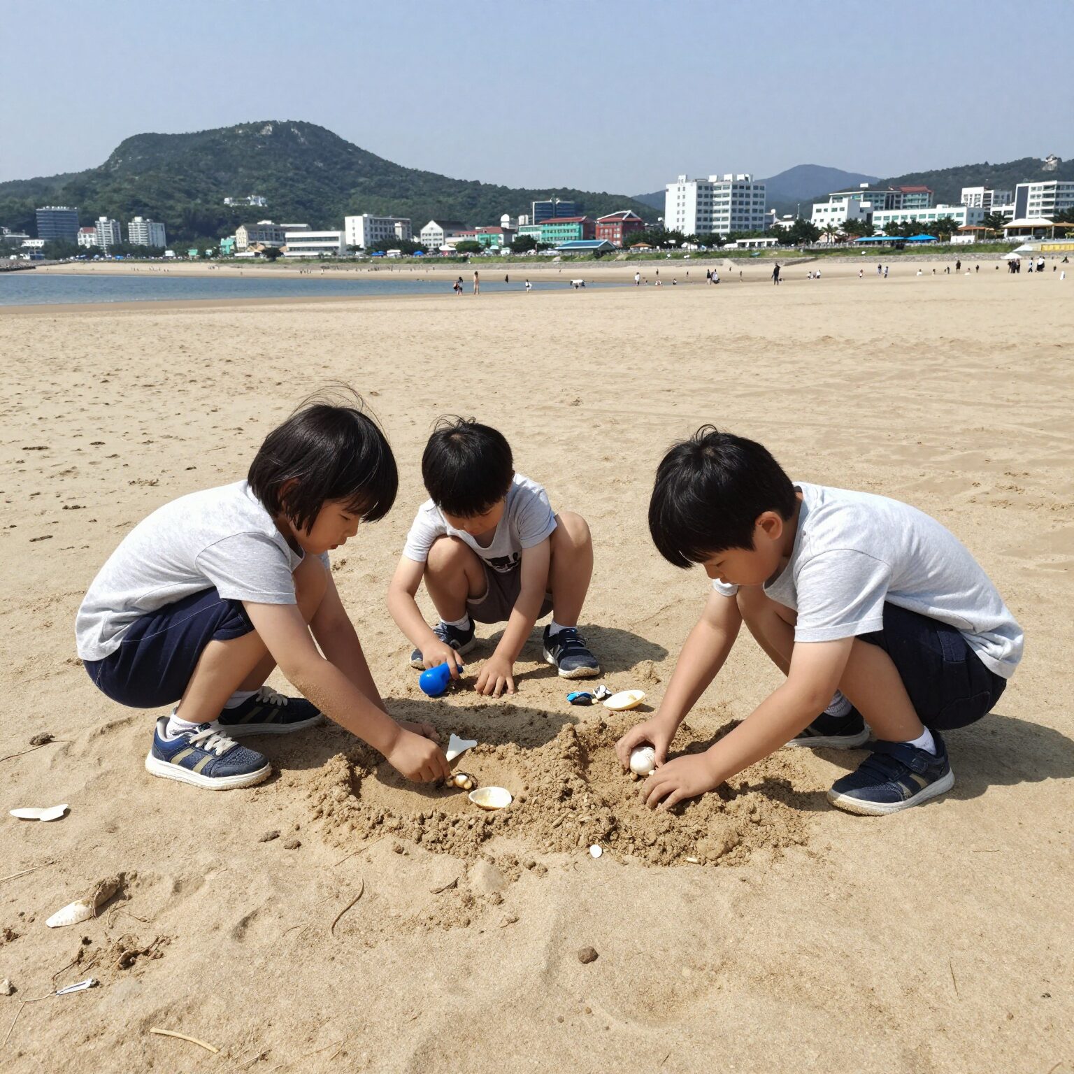 광암해수욕장에서 모래놀이와 조개잡이를 하는 아이들