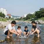 광양 계곡 추천 가족 물놀이 명소 광양 계곡에서 가족이 물놀이를 즐기는 모습