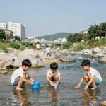 경주 계곡 좋은곳 여름 물놀이 캠핑 경주 계곡에서 물놀이하는 아이들 모습