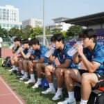 2026 북중미 월드컵 경기 중 선수들이 하이드레이션 브레이크 시간에 벤치에서 물을 마시는 장면