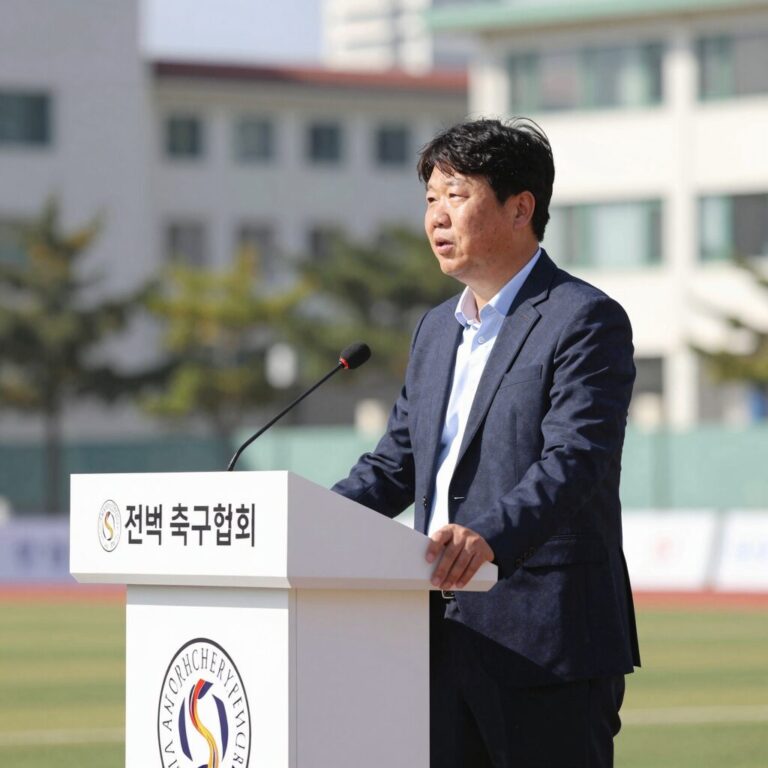 전북 축구협회장이 지역 축구 행사에서 연설하는 모습