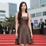 정호연 배우 칸 영화제 레드카펫 압도한 존재감 정호연 배우가 칸 영화제 레드카펫에서 루이비통 드레스를 입고 포즈를 취하고 있다