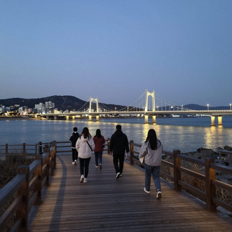 전라도 여수 소호동동다리에서 바라본 야경, 바다 위를 걷는 데크길과 조명이 어우러진 장면