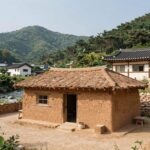 지리산 계곡 앞에 자리한 지리산흙집풍경의 황토방 독채 외관과 앞쪽 계곡 풍경