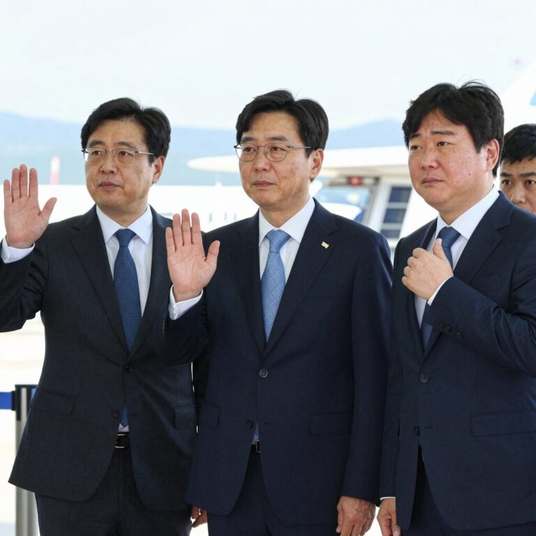 강경화 주미대사가 2026년 7월 9일 인천공항을 통해 귀국하며 취재진 질문에 답하고 있는 모습