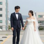 김기리와 문지인이 손을 잡고 있는 다정한 웨딩 화보