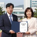 김효은 국민의힘 대변인이 임명장을 받고 있는 모습