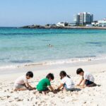 김녕해수욕장 아이와 물놀이 완벽 후기 제주 김녕해수욕장 에메랄드빛 바다와 아이들이 모래놀이하는 모습