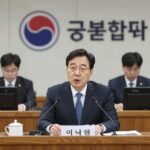 이억원 위원장 중동 위기 금융안정 대책 이억원 금융위원장이 국회 정무위원회 회의실에서 당정협의를 진행하며 발언하는 모습, 배경에는 금융위원회 로고와 모니터가 보인다