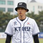 KT 로건 앨런 복귀전 각오 KT 위즈 유니폼을 입고 투구하는 로건 앨런의 모습, 수원 KT 위즈파크에서의 복귀전을 앞두고 있다.