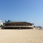 거제도 모래실펜션 외관 파란 하늘과 조화