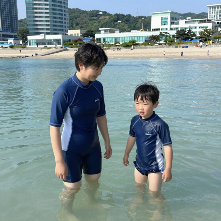 엄마와 아이가 함께 입은 래쉬가드 세트로 물놀이를 즐기는 모습
