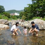 명돈골 캠핑장 계곡에서 물놀이하는 가족 모습