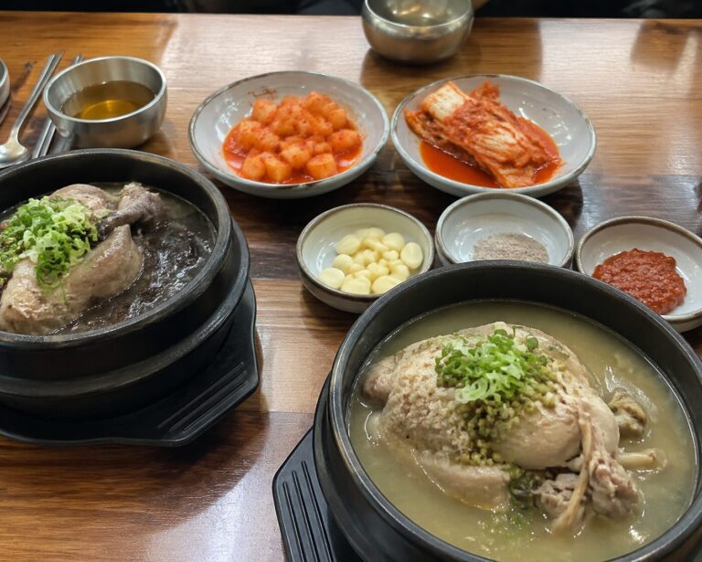 남한산성 삼계탕 맛집 용마루 삼계의 능이삼계탕과 녹두삼계탕 식탁 위 사진