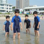 네파 키즈 래쉬가드 집업 추천 네파 키즈 래쉬가드 집업을 입고 물놀이하는 아이