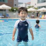 뉴발란스키즈 래쉬가드 110 사이즈를 입고 물놀이하는 5세 아이 사진