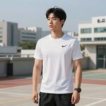 나이키 민소매 티셔츠를 입고 헬스장에서 운동하는 모습