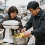 믹서기로 간 감자와 양파 반죽을 체에 거르는 모습