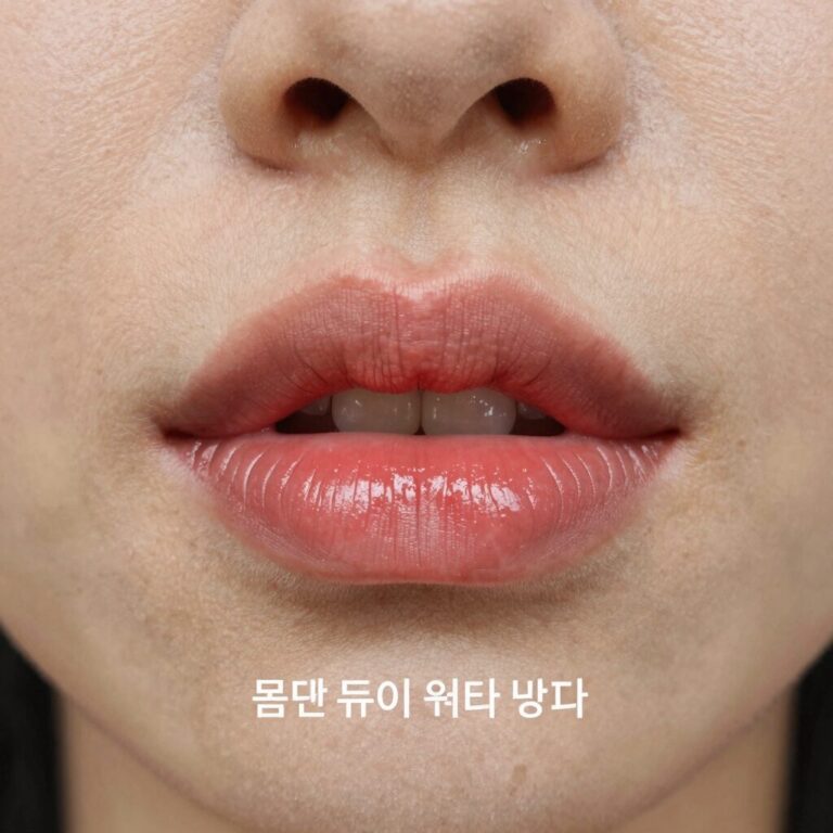 롬앤 듀이 워터 틴트를 바른 입술 사진으로 실제 사용 후 발색과 지속력을 보여주는 이미지
