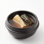 2026 복날 삼계탕 포장 인기 맛집 삼계탕 포장 용기에 담긴 상황삼계탕과 깍두기 피클